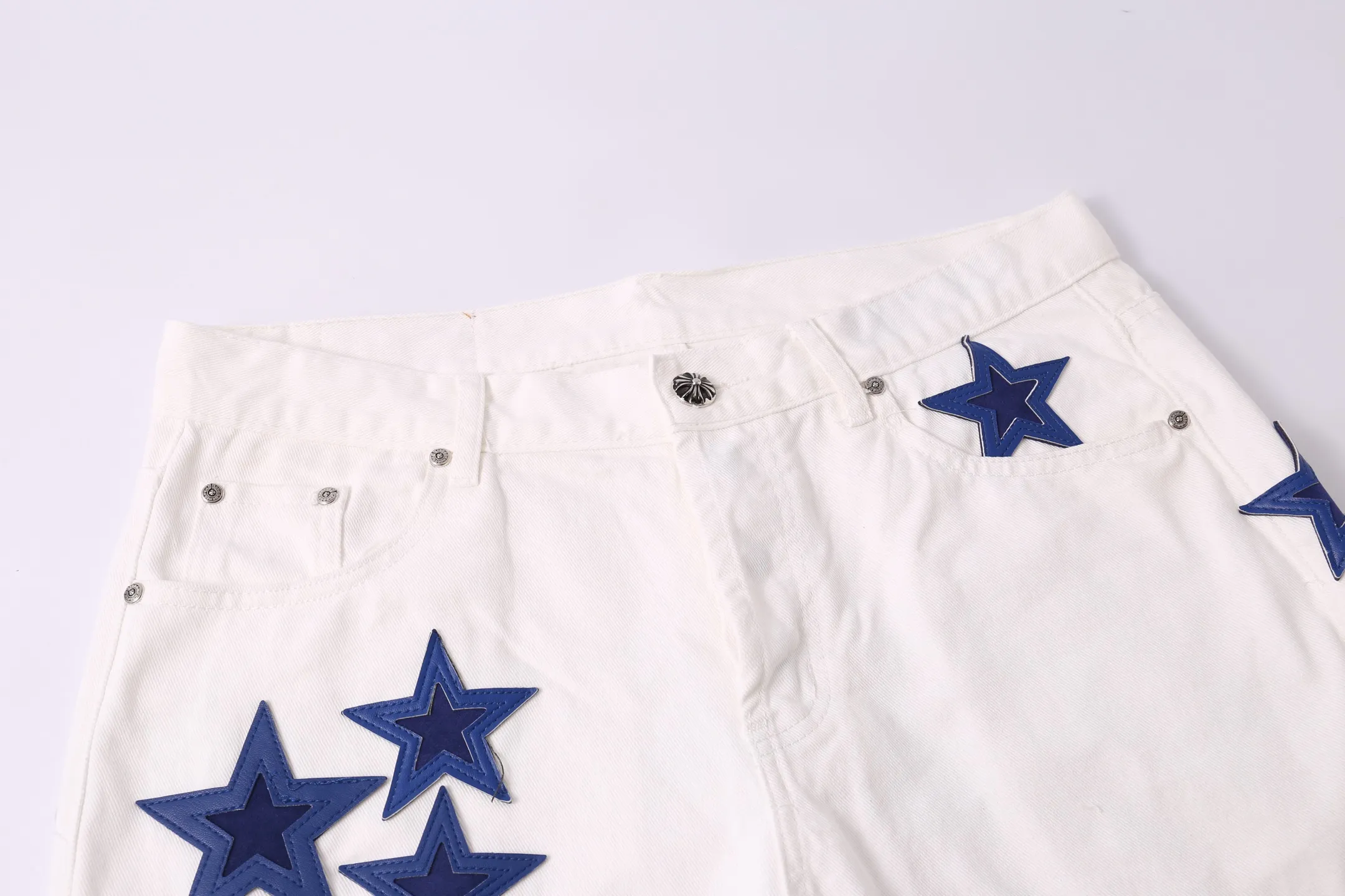 P260 Style No.: H889 Crow Heart & 𝐂𝐡𝐫𝐨𝐦𝐞 𝐇𝐞𝐚𝐫𝐭 ss25 new Fontainebleau limited star 💫 patchwork leather jeans. Styles with different washed textures are very friendly to people with thin legs. The slightly flared version perfectly modifies the leg shape. The timeless and moderate length makes it easy to match and match. It is the basis for various styles and is a must-have in your wardrobe! The fabric is stiff but also makes the upper body soft without losing texture. The washing process is even more perfect. It is a must-have item for everyone! ! ! Washed wheat, hang tag, pants label, three labels complete Color: white Size: 28-30-32-34-36